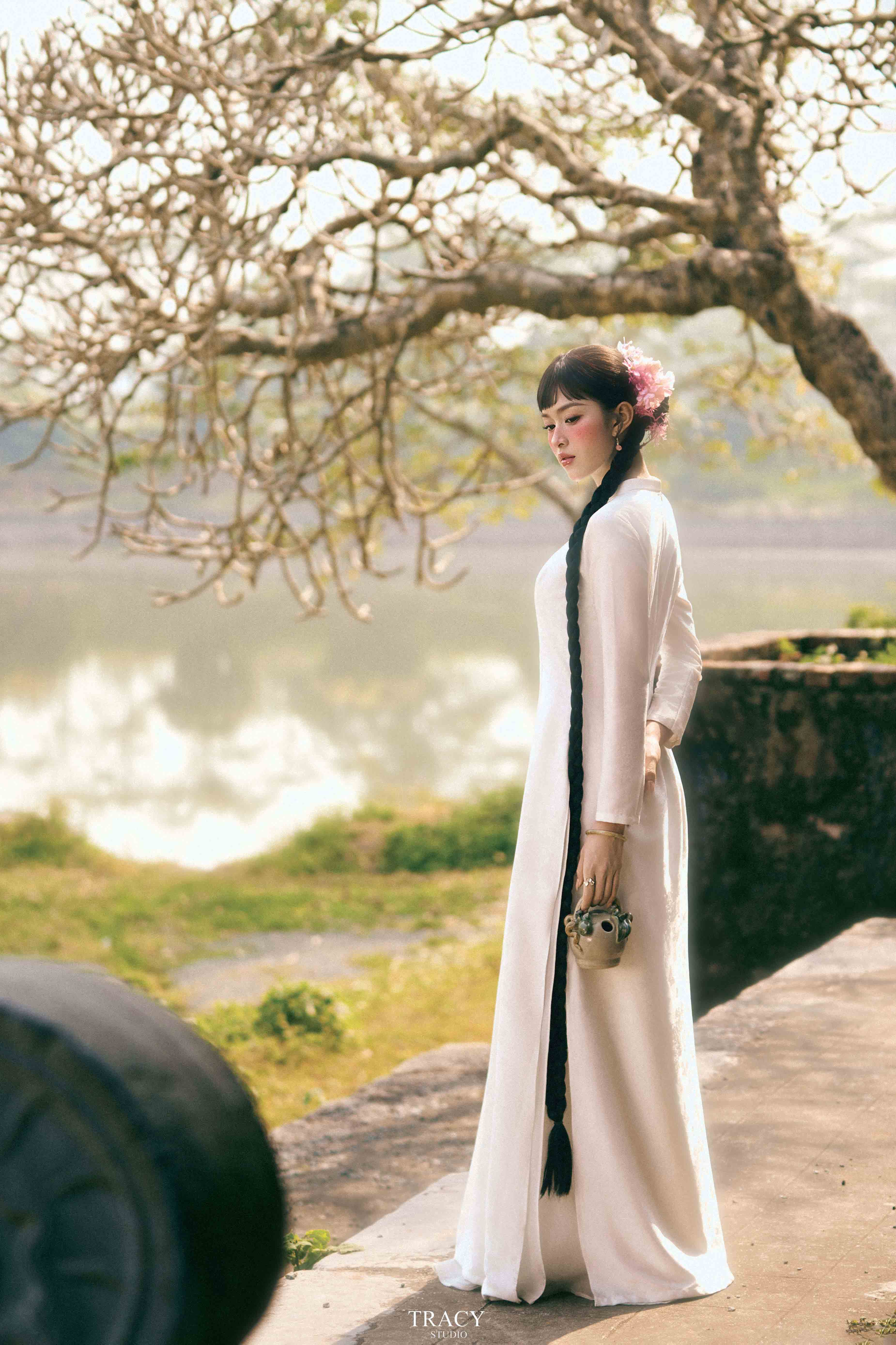 frontend/img/gallery/anh-tet-yem-ao-dai/tracy-studio-chup-concept-ao-dai-chu-oanh (7).jpg